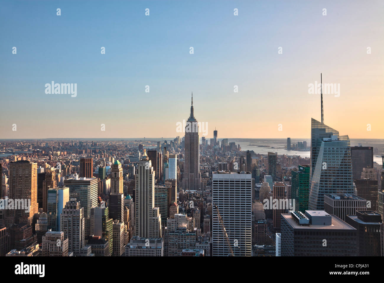 Blick auf Empire State Building in Richtung Lower Manhattan von der Spitze des Rockefeller Center in New York City. Stockfoto