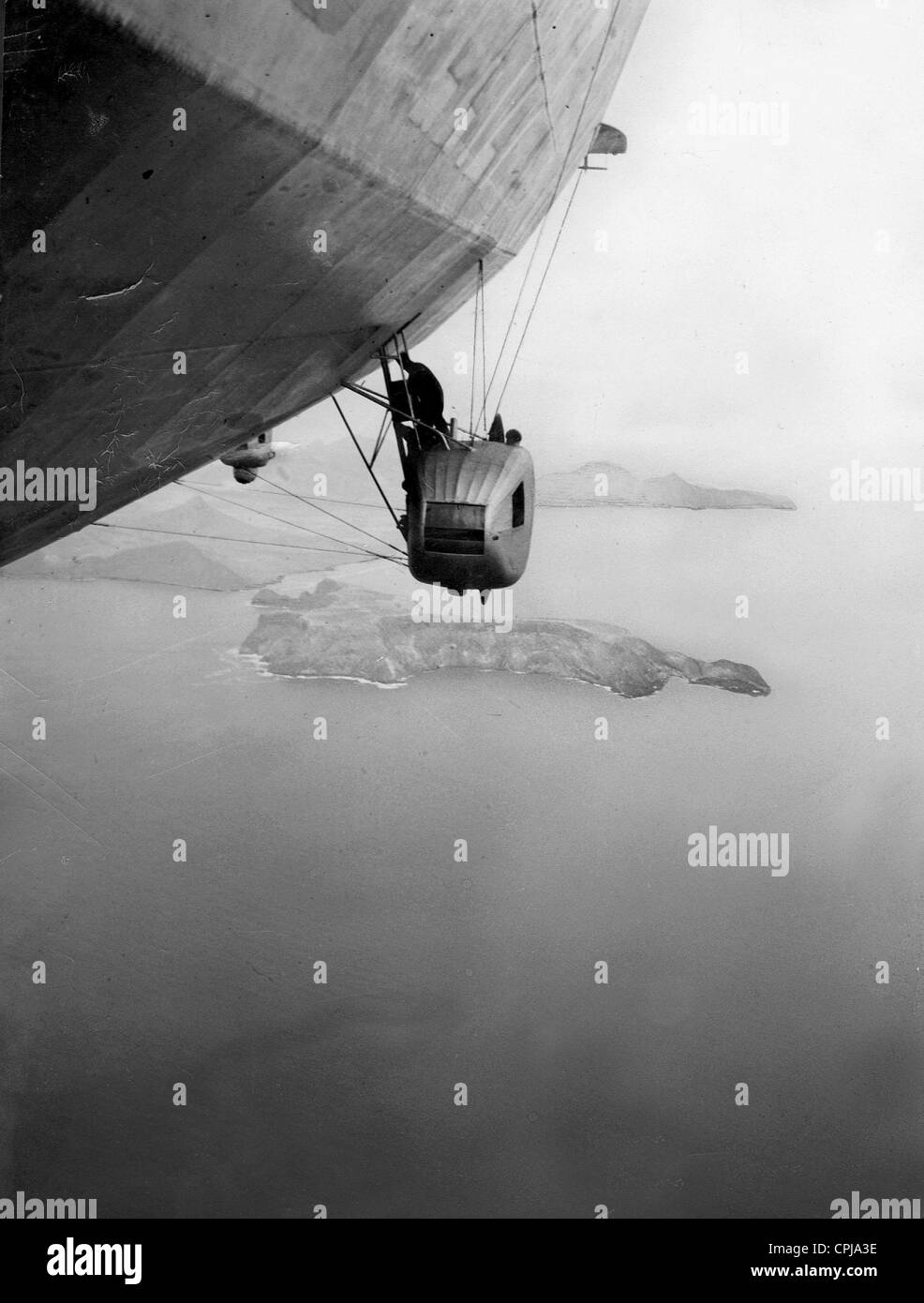 Mechaniker in einer motor Gondel des Luftschiffs "Graf Zeppelin", 1928 Stockfoto