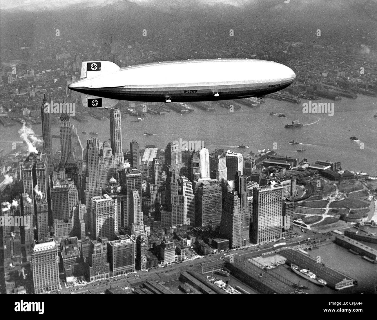 Luftschiff LZ 129 "Hindenburg" über New York, 1937 Stockfoto
