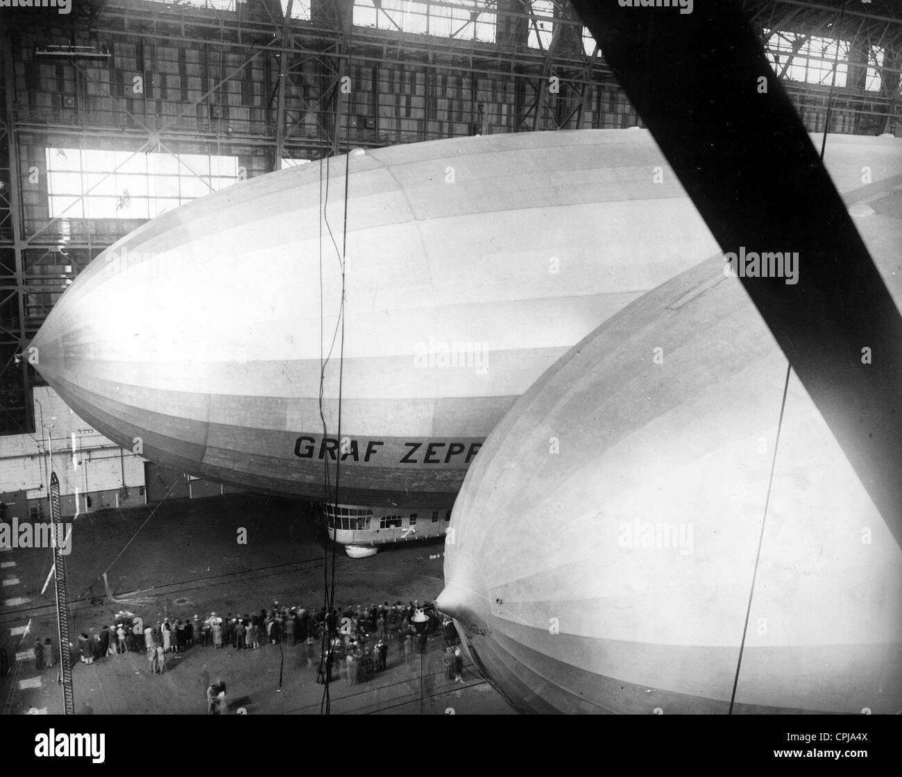 Die "Los Angeles" und "Graf Zeppelin" in der Halle in Lakehurst Stockfoto