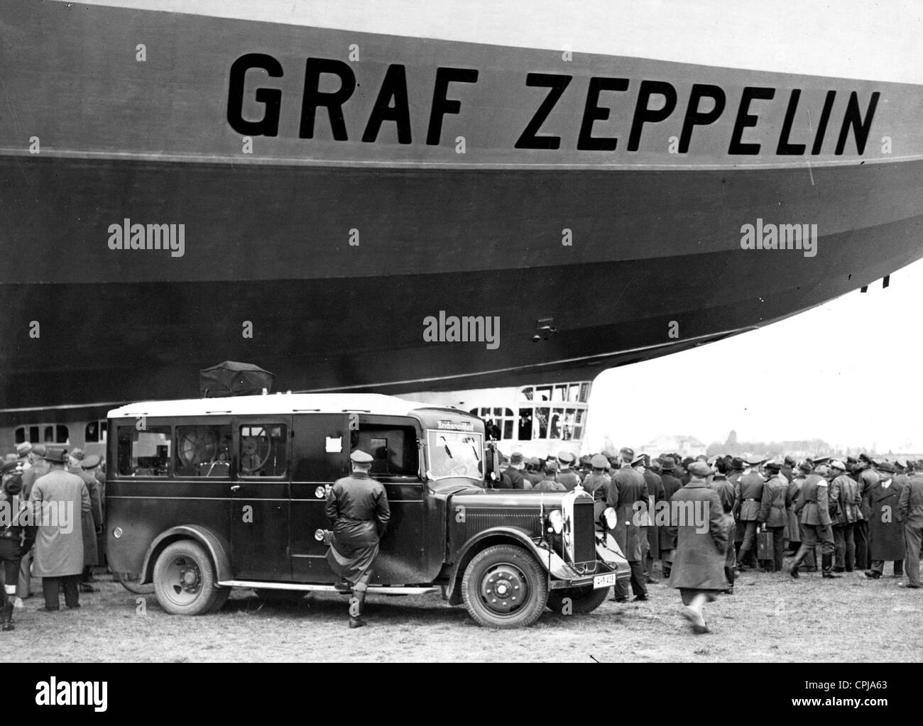 Reporter-Auto vor der "Graf Zeppelin" Stockfoto