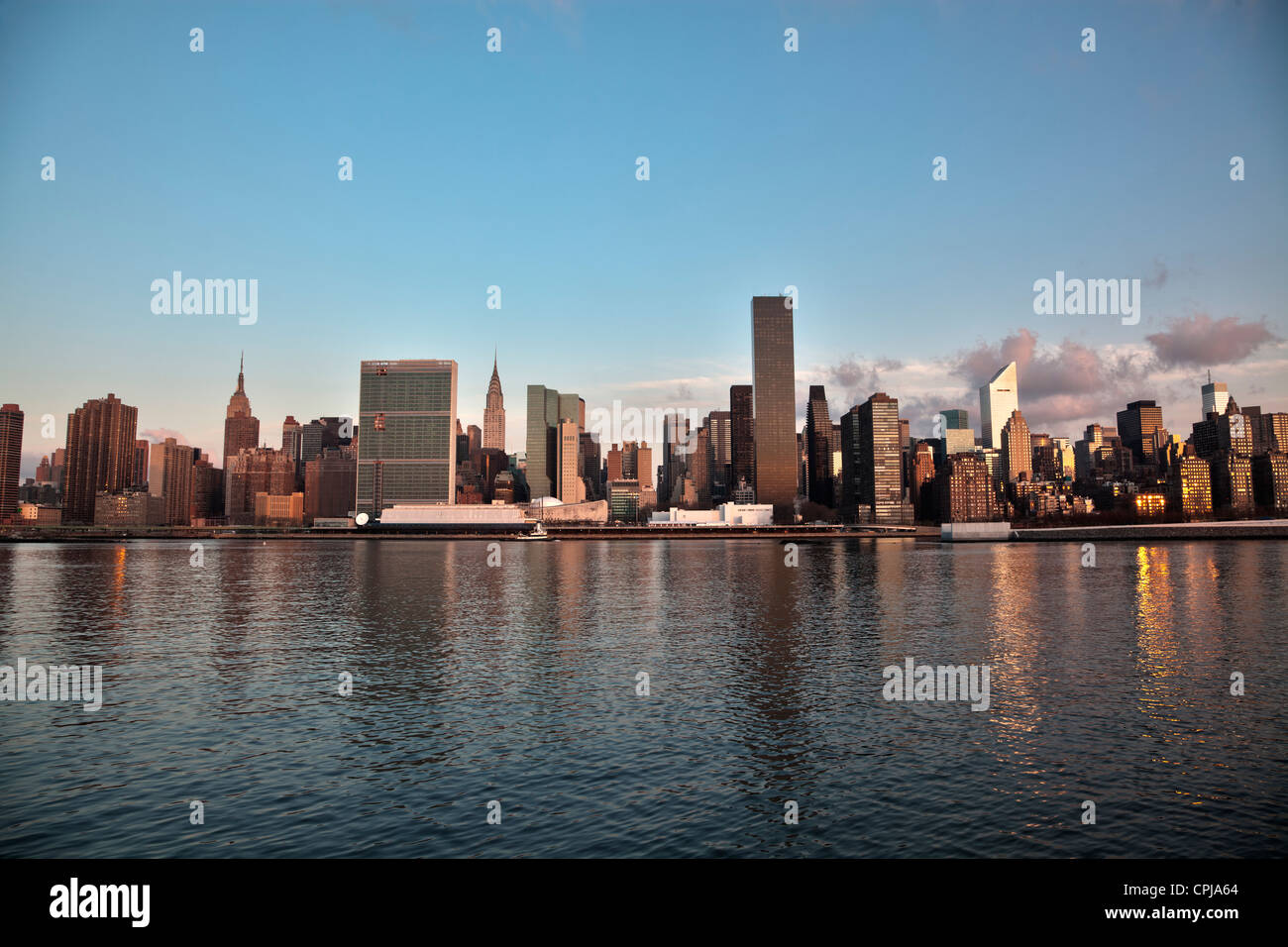 New Yorker Skyline von Midtown Manhattan, gesehen von Gantry Park in Brooklyn, New York City. Stockfoto