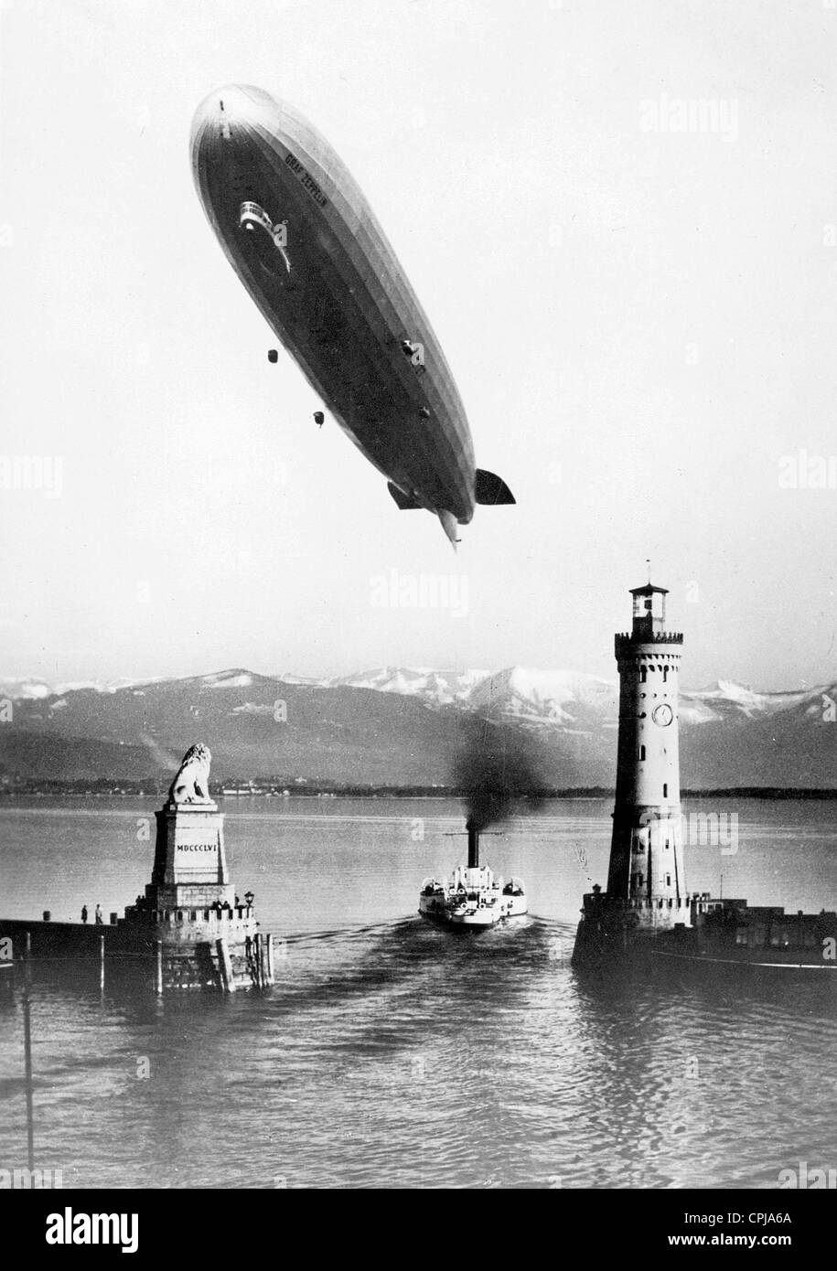 LZ 127 "Graf Zeppelin" über der Hafeneinfahrt von Lindau, 1928 Stockfoto