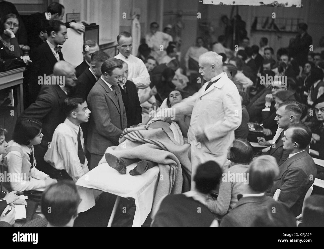 August Bier während einer Demonstration am College of University Hospital,  1931 Stockfotografie - Alamy