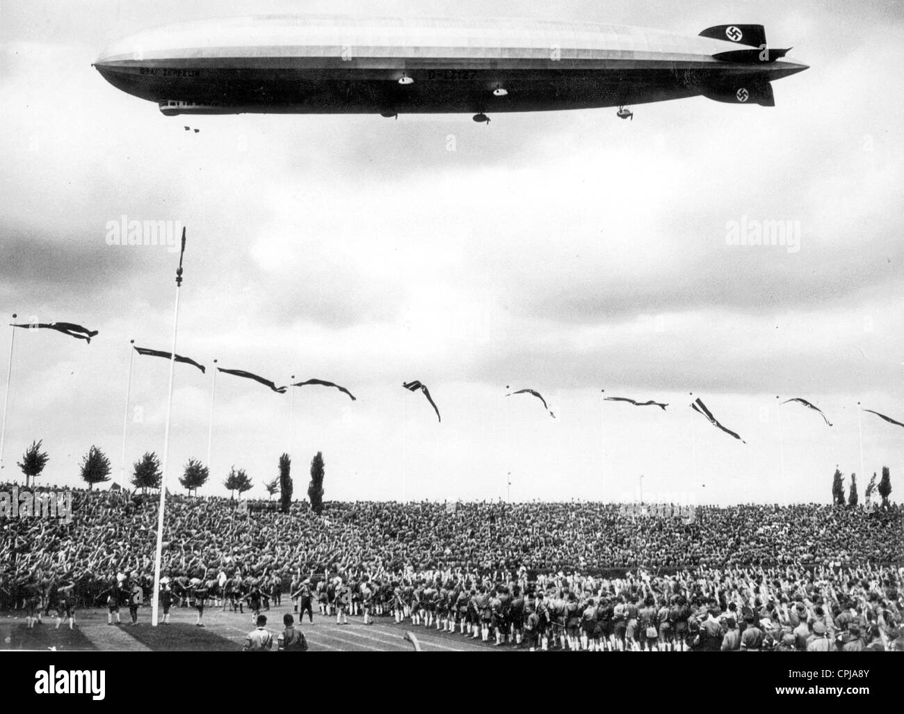 LZ 127 "Graf Zeppelin" über die Nazi-Partei Rallye Gründen in Nürnberg, 1933 Stockfoto