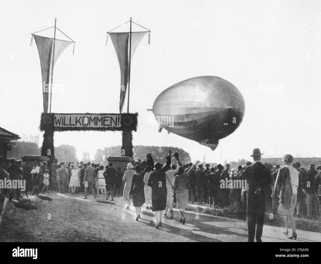 LZ 127 "Graf Zeppelin" landet nach dem Ende der World Tour in Friedrichshafen, 1929 Stockfoto