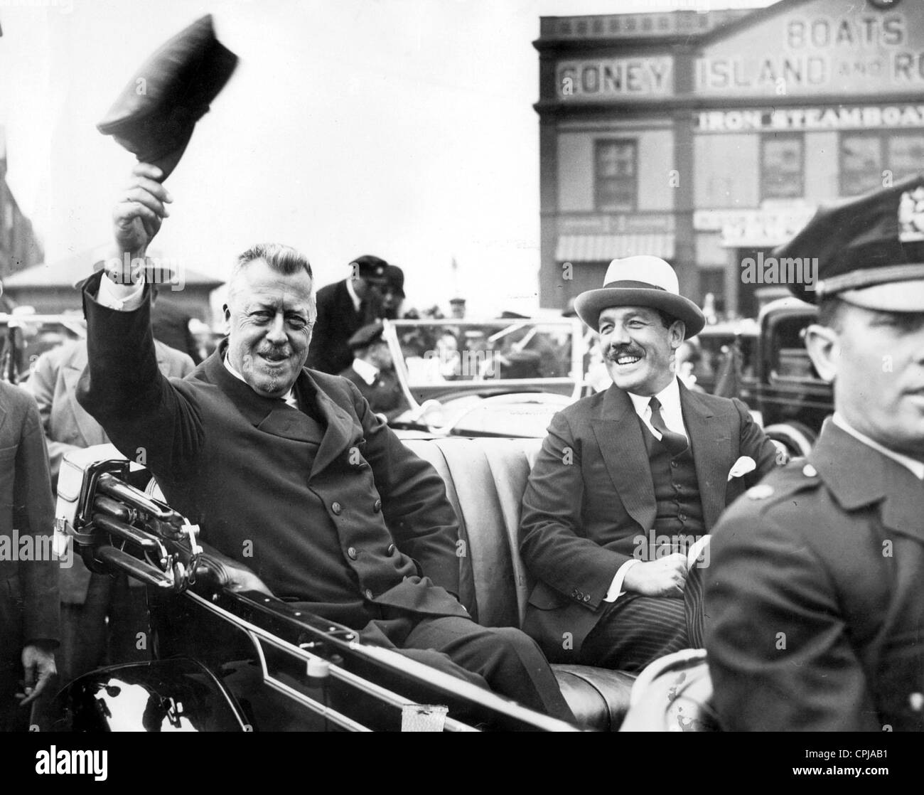 Dr. Hugo Eckener ist nach der Weltumrundung des LZ 127 "Graf Zeppelin", 1929 erhielt. Stockfoto