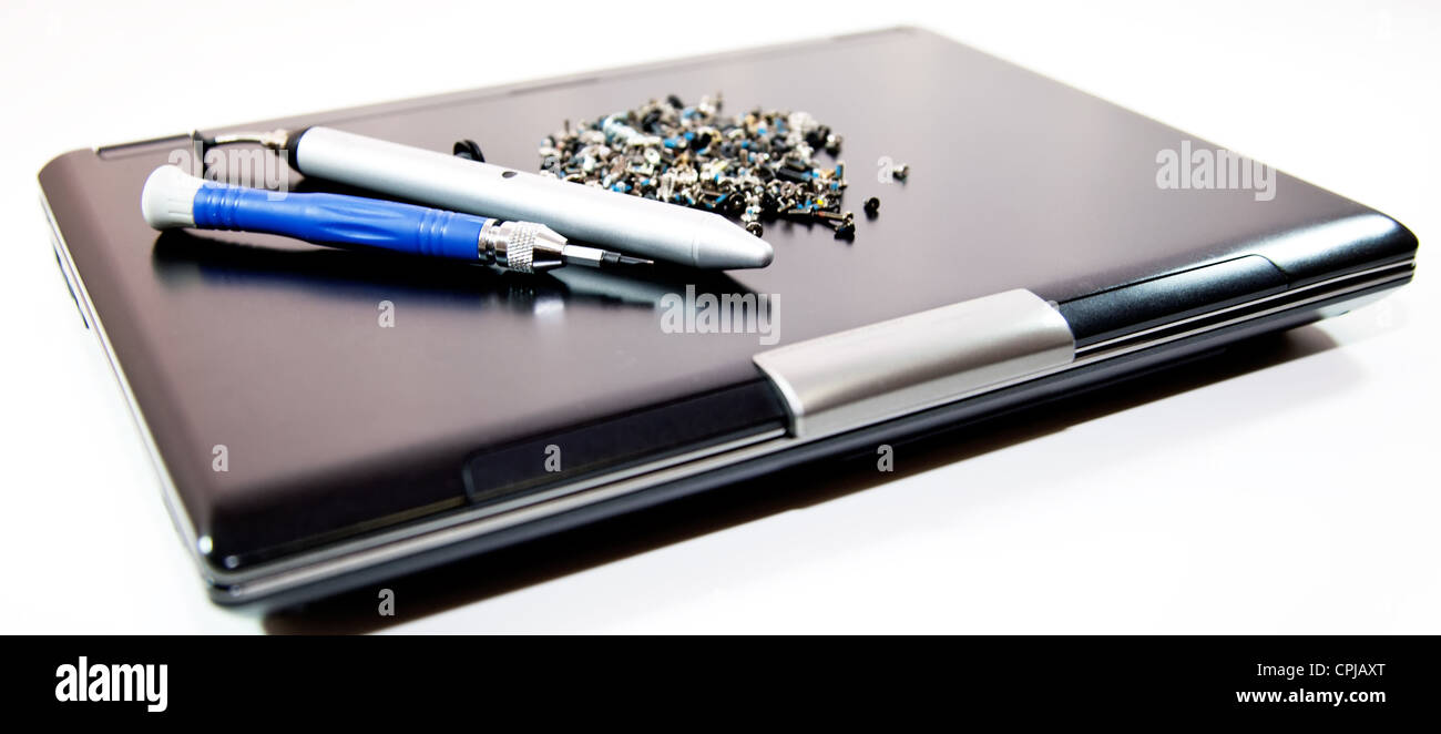 Anwendet und Schraubendreher auf dem Cover der laptop Stockfoto