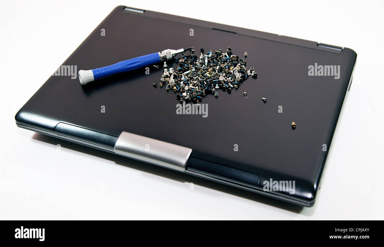 Anwendet und Schraubendreher auf dem Cover der laptop Stockfoto