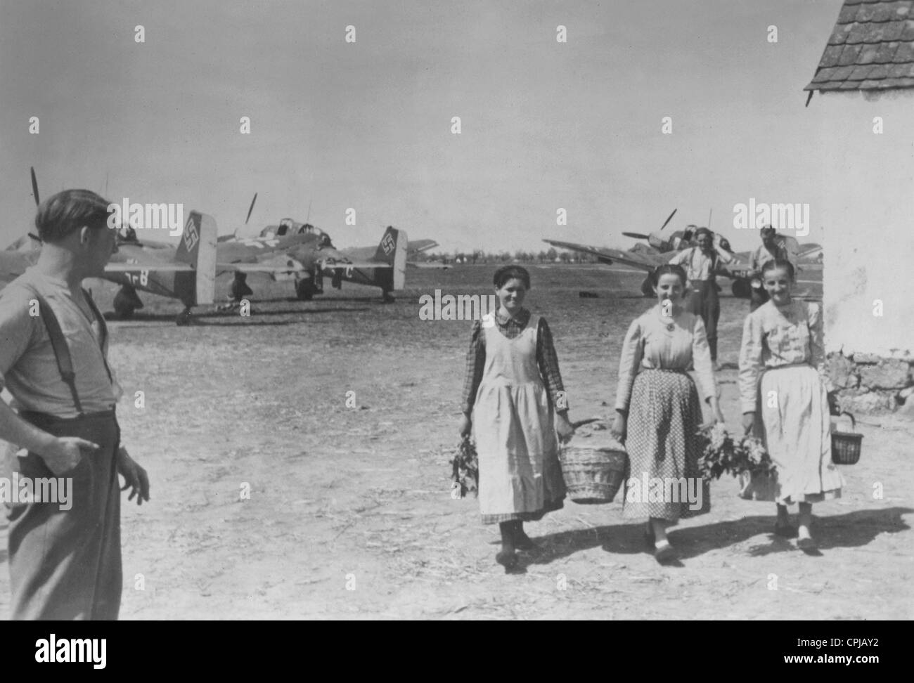 Ethnische Deutsche Frauen grüßen die Soldaten der Wehrmacht, 1941 Stockfoto