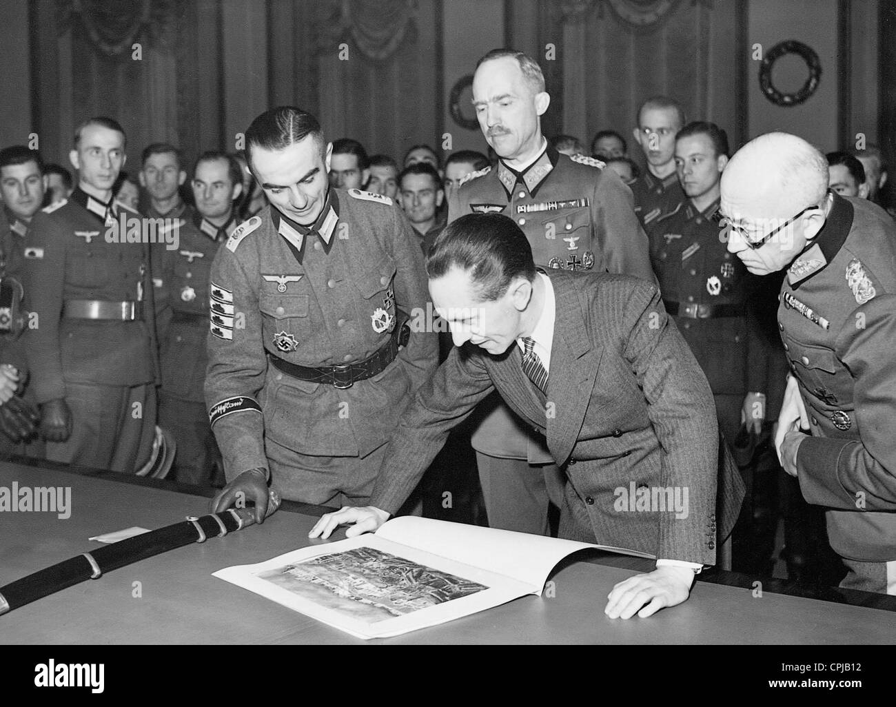 Joseph Goebbels und Paul von Hase mit deutschen Soldaten, 1942 Stockfoto