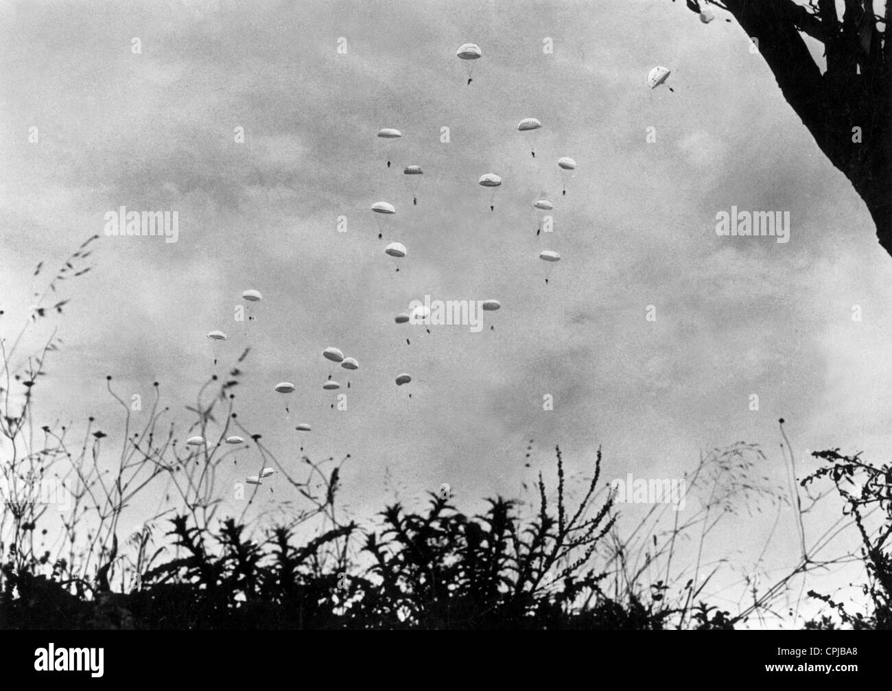 Deutsche Fallschirmjäger springen in Kreta, 1941 Stockfoto