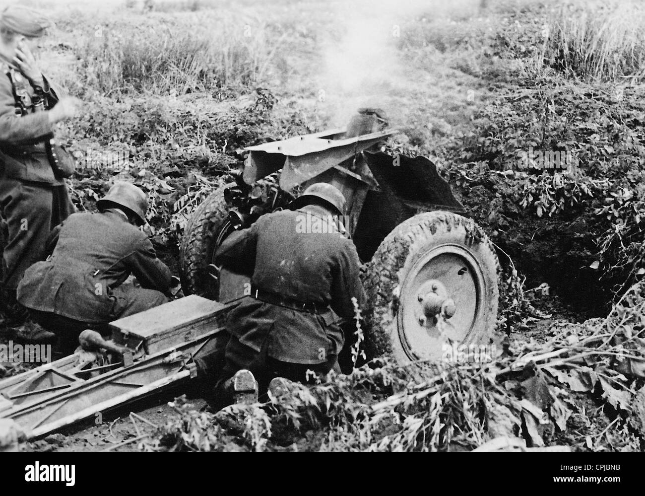 Feuert eine Infanterie-Artillerie-Waffe im zweiten Weltkrieg an der Ostfront 1942 Stockfoto