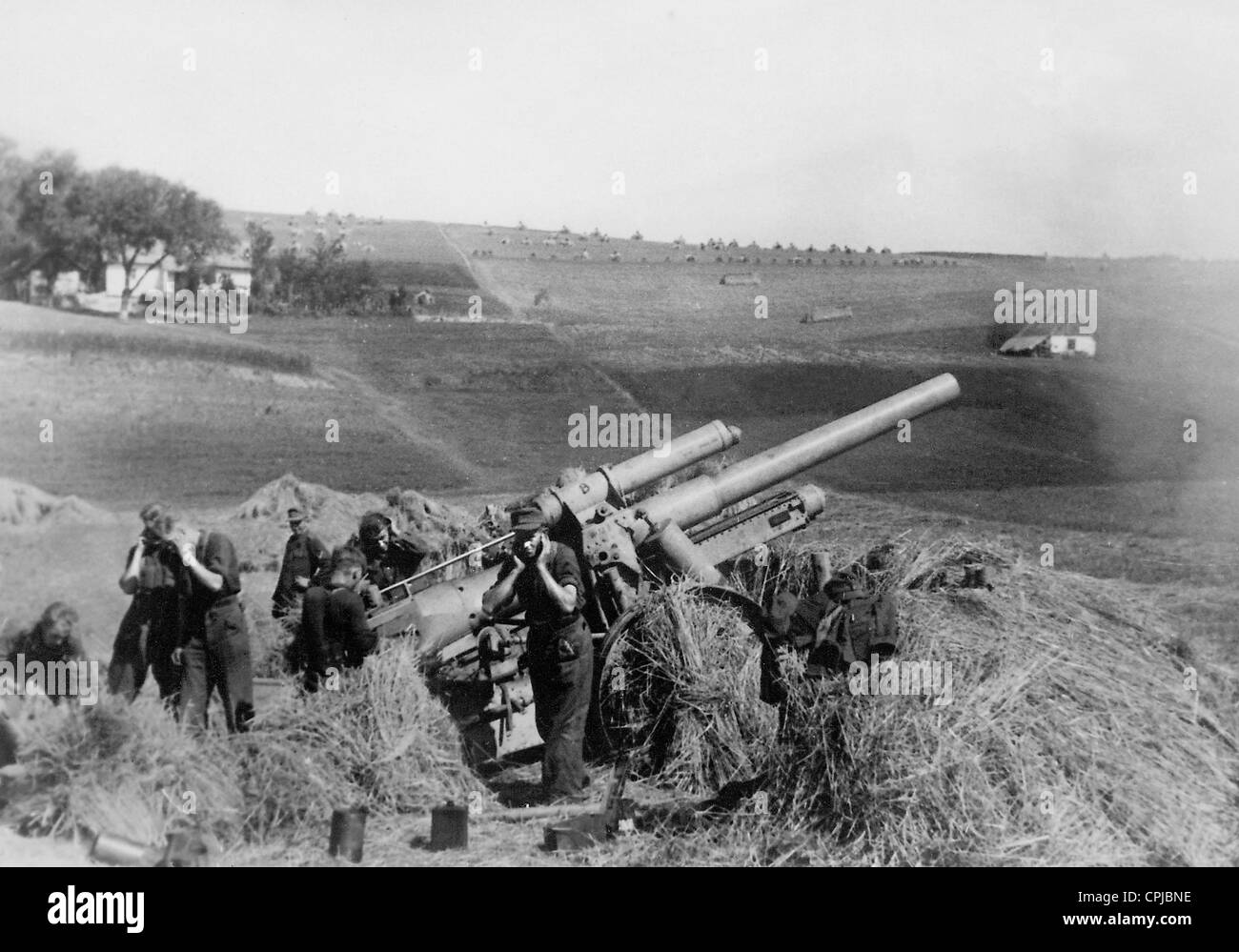 Abfeuern einer Pistole im zweiten Weltkrieg an der Front Ostern 1944 Stockfoto