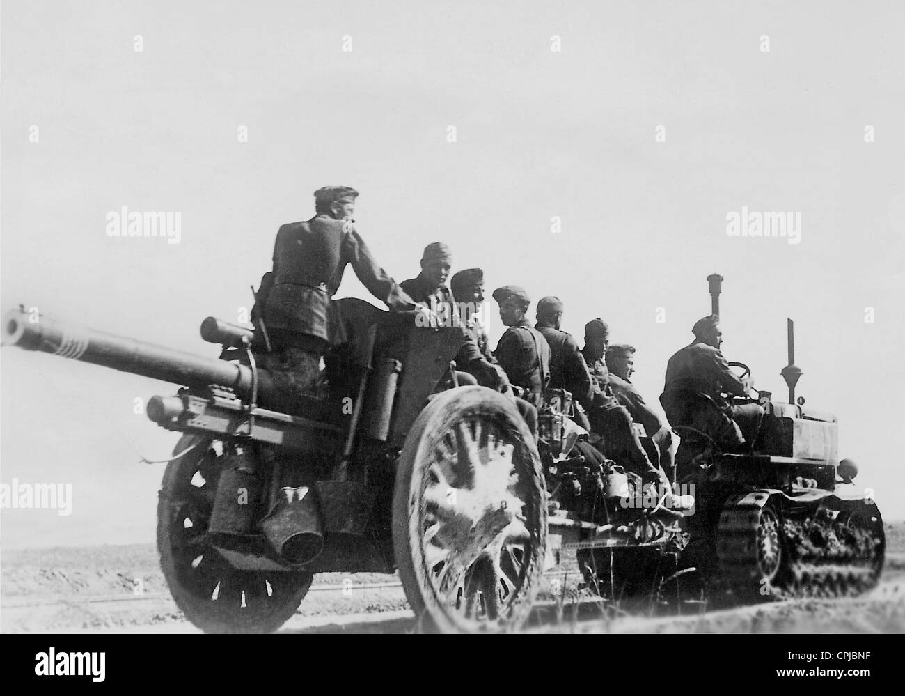 Transport von einem Geschütz der Artillerie im zweiten Weltkrieg an der Ostfront 1942 Stockfoto