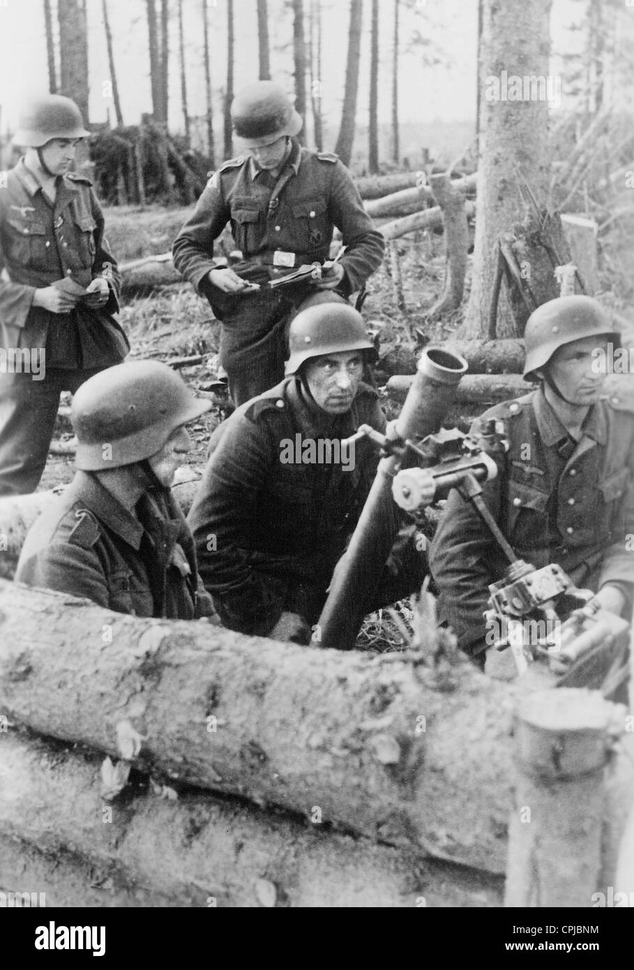 Deutsche Soldaten mit einem Mörser im zweiten Weltkrieg an der Ostfront 1942 Stockfoto