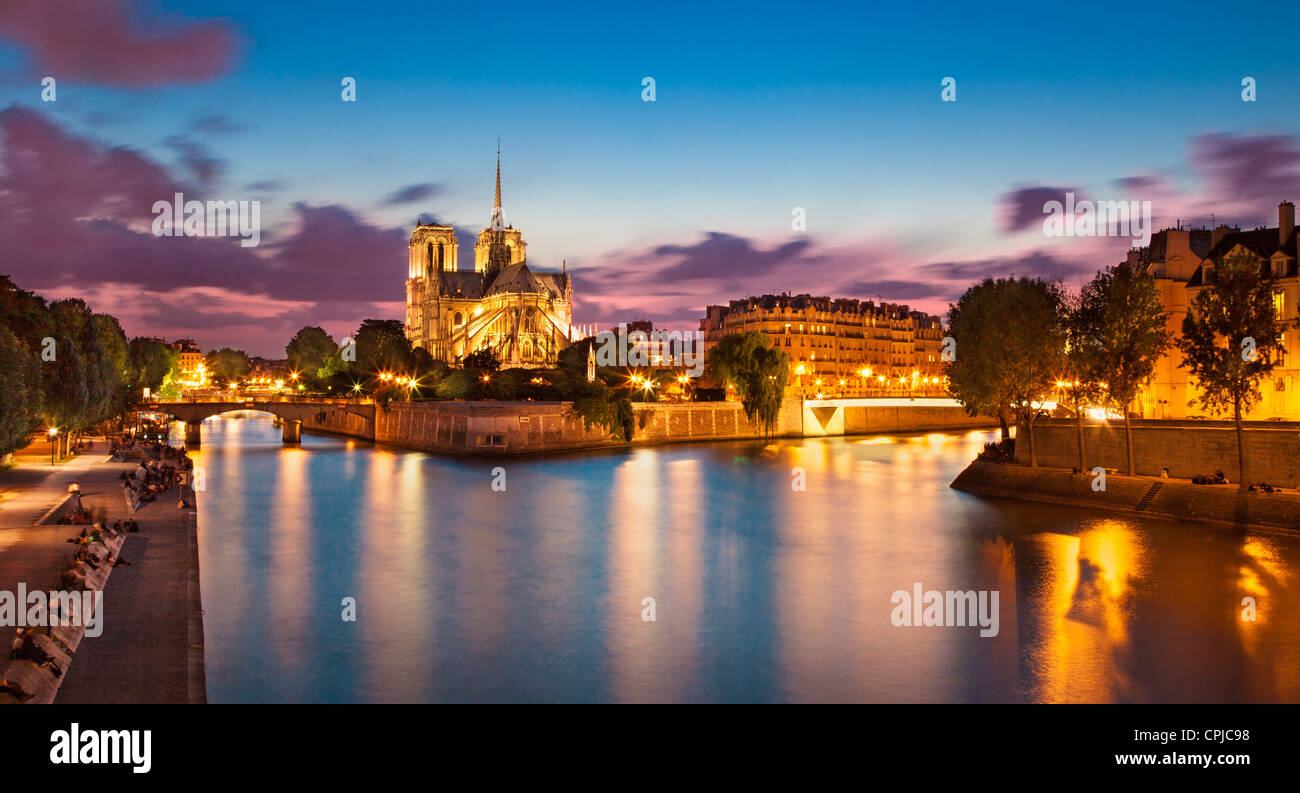 Notre Dame, der Fluss Seine und der Île De La Cité in der Dämmerung, Paris Frankreich Stockfoto