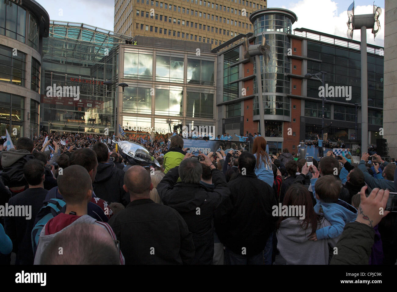 Unterstützer außerhalb der Arndale Centre, Exchange Square, Manchester City Premier League Trophy Parade, 2012 Stockfoto