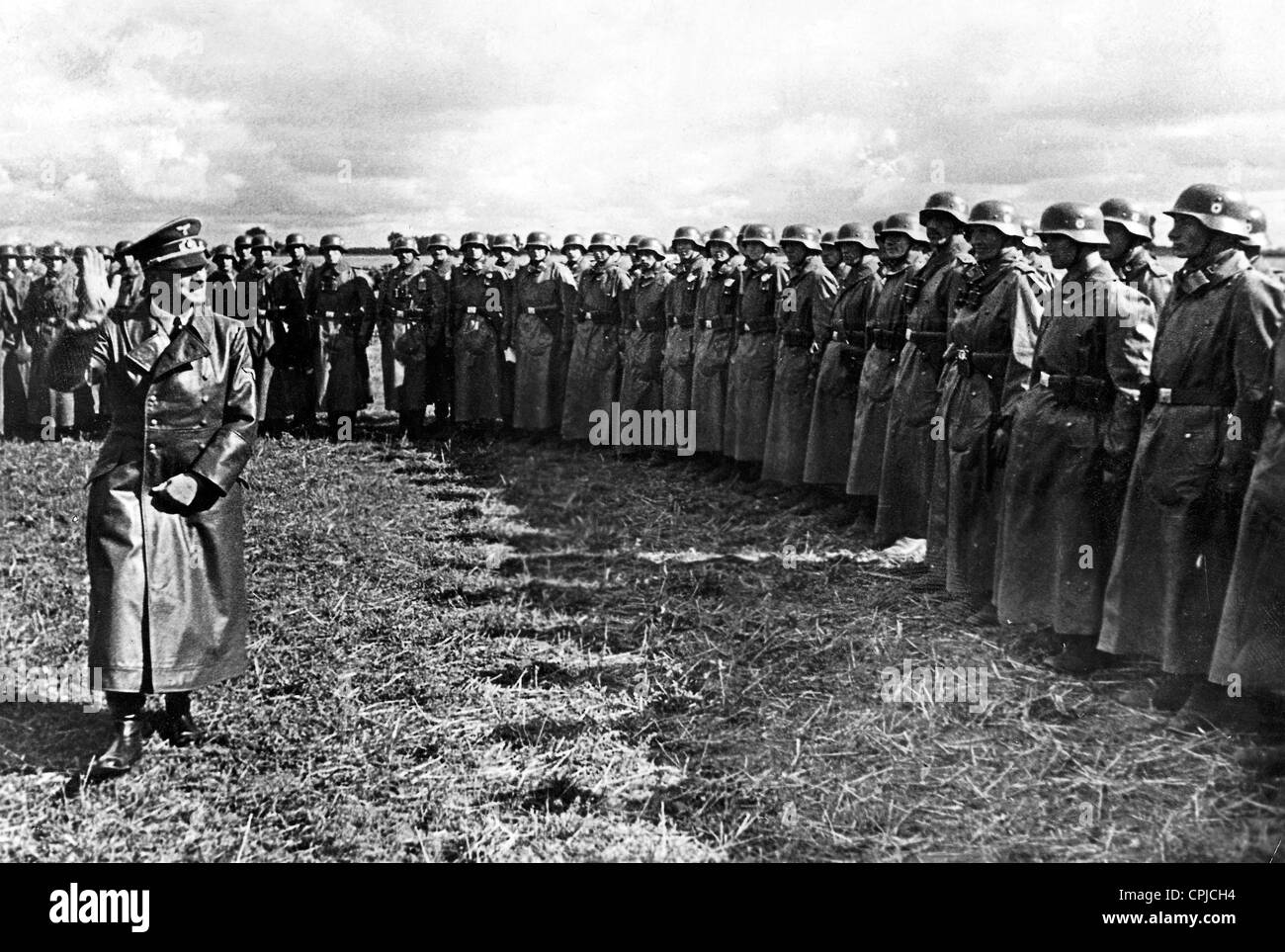 Adolf Hitler besucht eine SS-Bataillon um ihnen zu ihrer Gefangennahme eine gesamte polnische Infanterie-Regiment, 1939 (s/w gratulieren Stockfoto