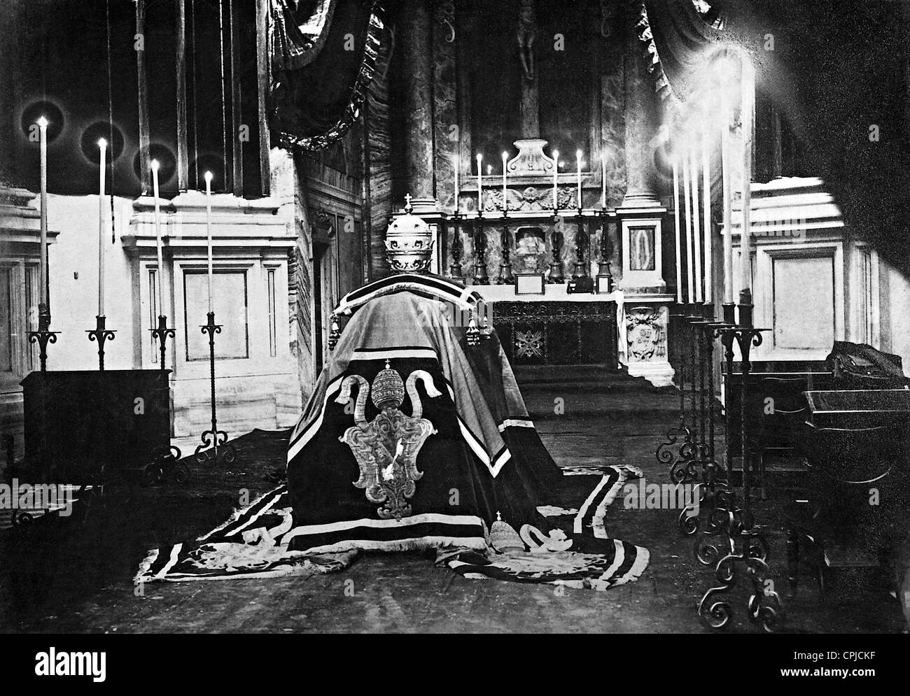 Papst Leo XIII Körper auf dem Display in San Giovanni in Laterano, 1903 Stockfoto