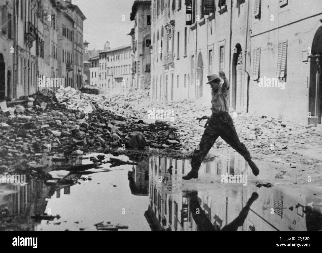 SS-Soldat in einem italienischen Ort, 1944 Stockfoto