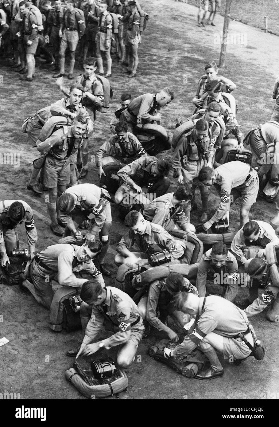 Hitler-Jugend Mitglieder packen ihre Rucksäcke, 1937 Stockfoto