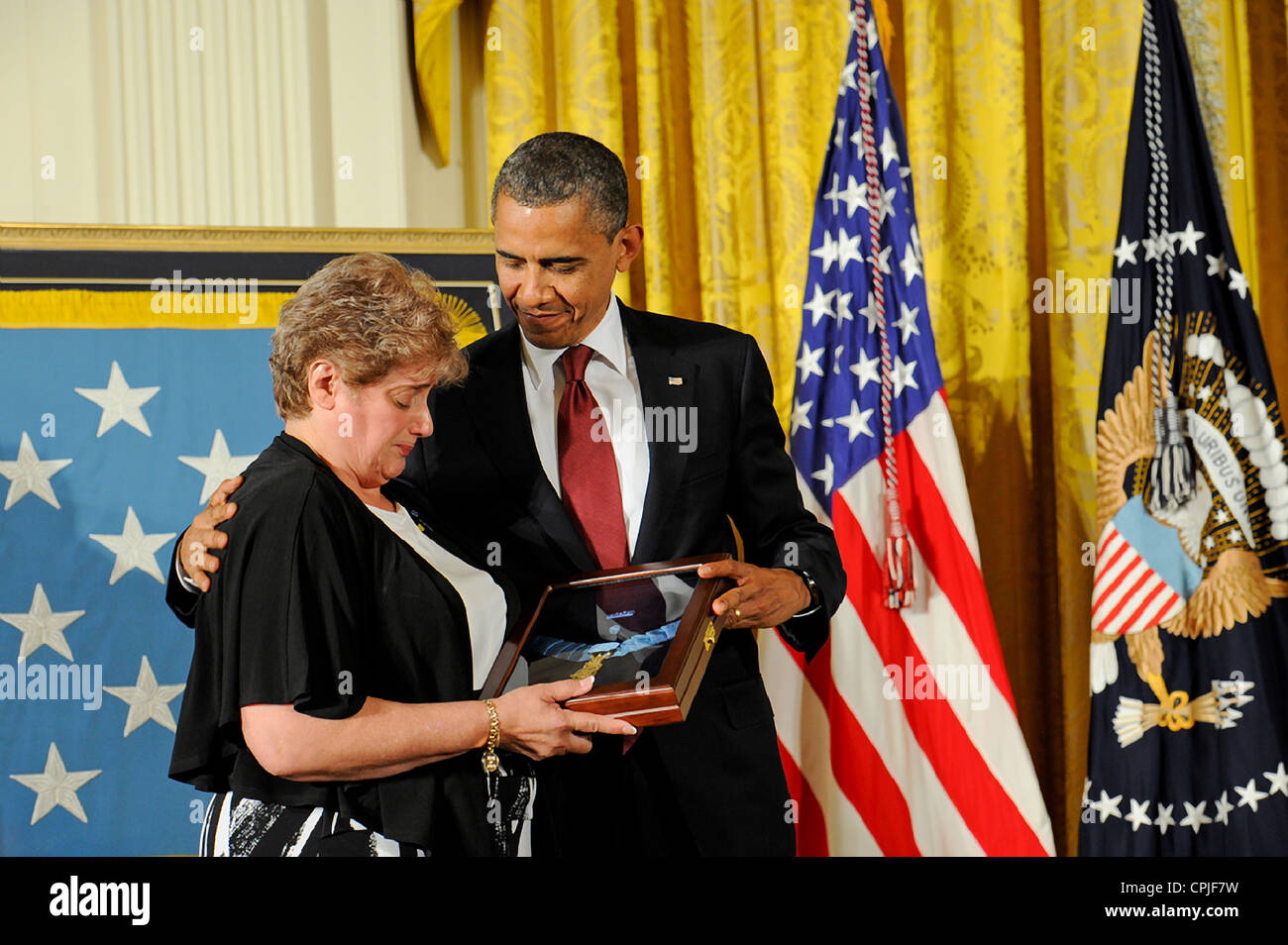 US-Präsident Barack Obama tröstet Rose Mary Brown, Witwe des Leslie H. Sabo Jr., während die Medal Of Honor-Zeremonie in seiner Ehre im Weißen Haus 16. Mai 2012 in Washington, DC. Sabo ein Soldat mit der 101. US-Luftlandedivision wurde posthum die Medal Of Honor für Tapferkeit in Vietnam. Stockfoto