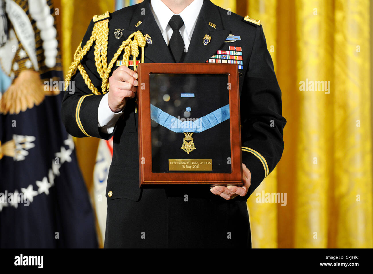 Als Offizier hält die Medal Of Honor während der Award Zeremonie zu Ehren des Leslie H. Sabo Jr., im Weißen Haus 16. Mai 2012 in Washington, DC. Sabo ein Soldat mit der 101. US-Luftlandedivision wurde posthum die Medal Of Honor für Tapferkeit in Vietnam. Stockfoto