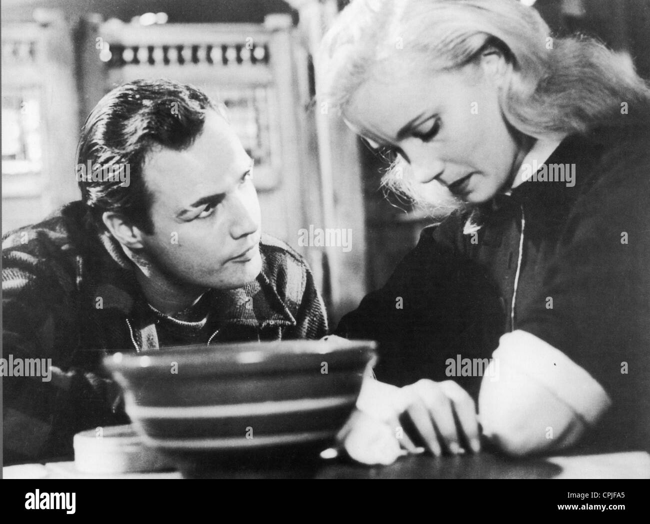 ON THE WATERFRONT 1954 Columbia film mit Marlon Brando als Terry Malloy und Eva Marie Saint als Edie Doyle Stockfoto