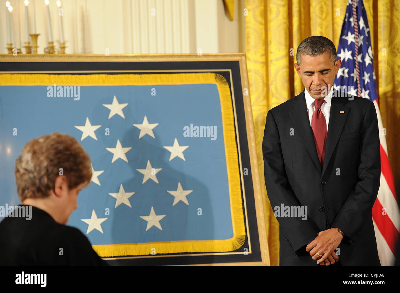 US-Präsident Barack Obama senkt seinen Kopf für Segensspruch an ein Medal Of Honor Award Zeremonie zu Ehren des Leslie H. Sabo Jr., im Weißen Haus 16. Mai 2012 in Washington, DC. Sabo ein Soldat mit der 101. US-Luftlandedivision wurde posthum die Medal Of Honor für Tapferkeit in Vietnam. Stockfoto