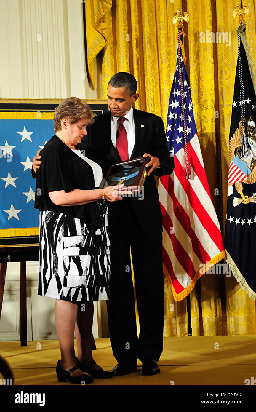 US-Präsident Barack Obama tröstet Rose Mary Brown, Witwe des Leslie H. Sabo Jr., während die Medal Of Honor-Zeremonie in seiner Ehre im Weißen Haus 16. Mai 2012 in Washington, DC. Sabo ein Soldat mit der 101. US-Luftlandedivision wurde posthum die Medal Of Honor für Tapferkeit in Vietnam. Stockfoto