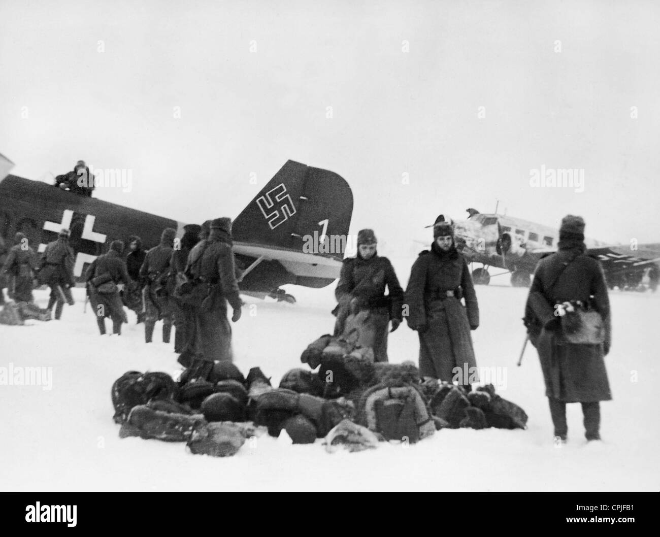 Deutsche Truppen warten für den Lufttransport an der Ostfront 1942 Stockfoto