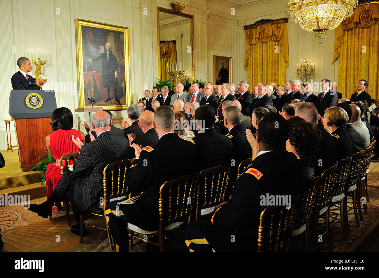 US-Präsident Barack Obama spricht bei einer Medal Of Honor Award Zeremonie zu Ehren des Leslie H. Sabo Jr., im Weißen Haus 16. Mai 2012 in Washington, DC. Sabo ein Soldat mit der 101. US-Luftlandedivision wurde posthum die Medal Of Honor für Tapferkeit in Vietnam. Stockfoto