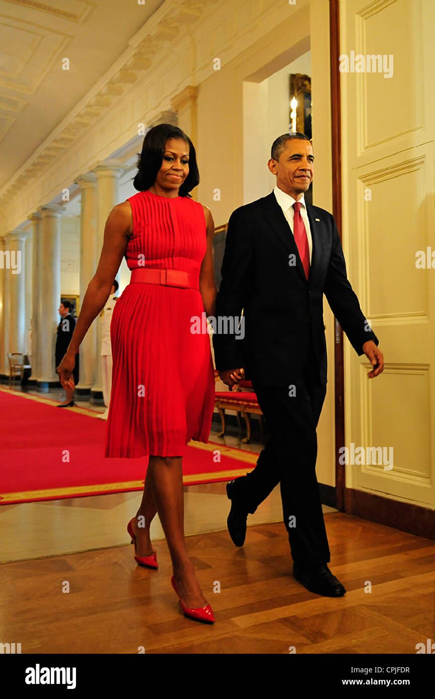 US-Präsident Barack Obama und First Lady Michelle Obama Fuß zu einer Medal Of Honor Award Zeremonie zu Ehren des Leslie H. Sabo Jr., im Weißen Haus 16. Mai 2012 in Washington, DC Stockfoto