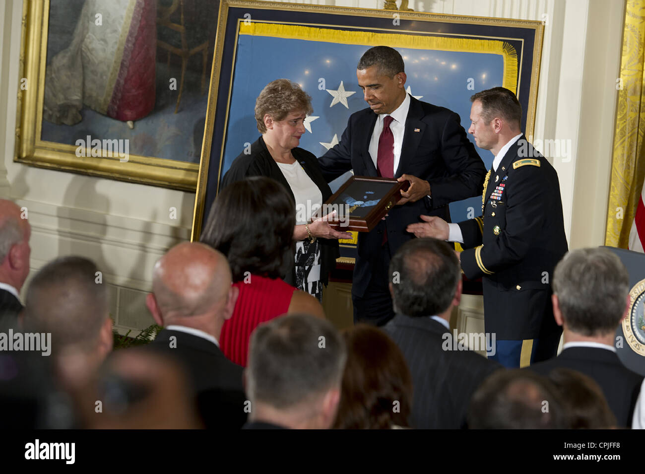 US-Präsident Barack Obama stellt Rose Mary Brown, Witwe des Leslie H. Sabo Jr., die Medal Of Honor im Rahmen einer Feierstunde in seiner Ehre im Weißen Haus 16. Mai 2012 in Washington, DC. Sabo ein Soldat mit der 101. US-Luftlandedivision wurde posthum die Medal Of Honor für Tapferkeit in Vietnam. Stockfoto