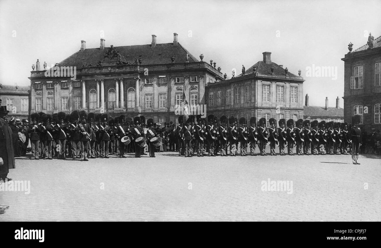 Parade vor dem Schloss Amalienborg in Kopenhagen, 1915 Stockfoto
