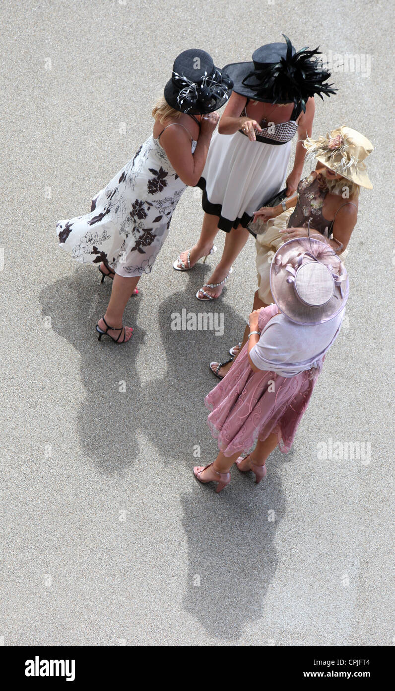 Elegant gekleidete Frauen mit ausgefallenen hüten bei Pferderennen, Ascot, Großbritannien Stockfoto