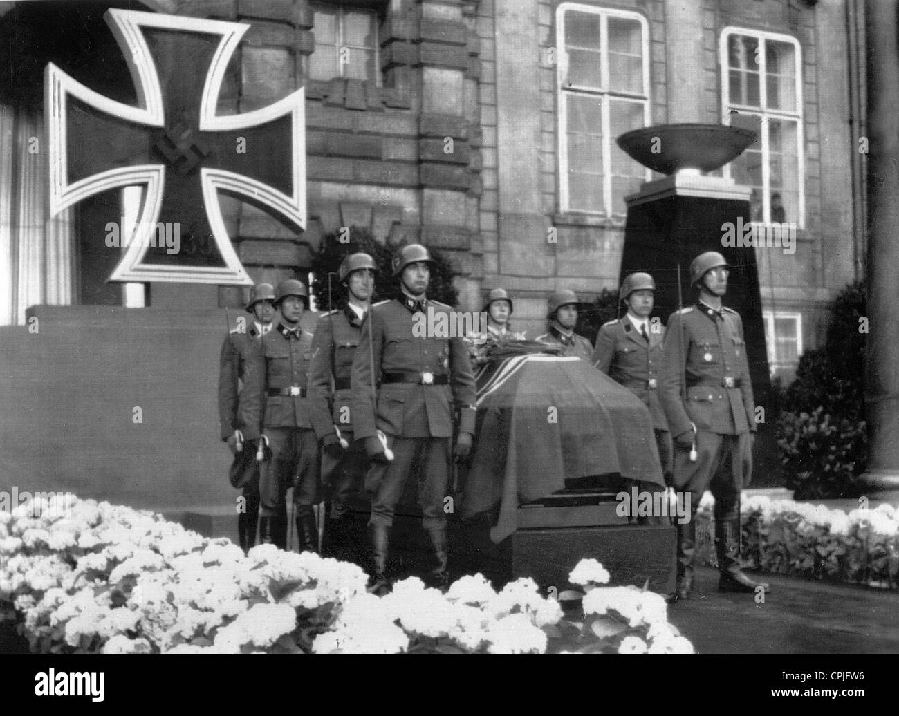 Verlegung aus dem Sarg von Reinhard Heydrich in Prag, 1942 Stockfoto