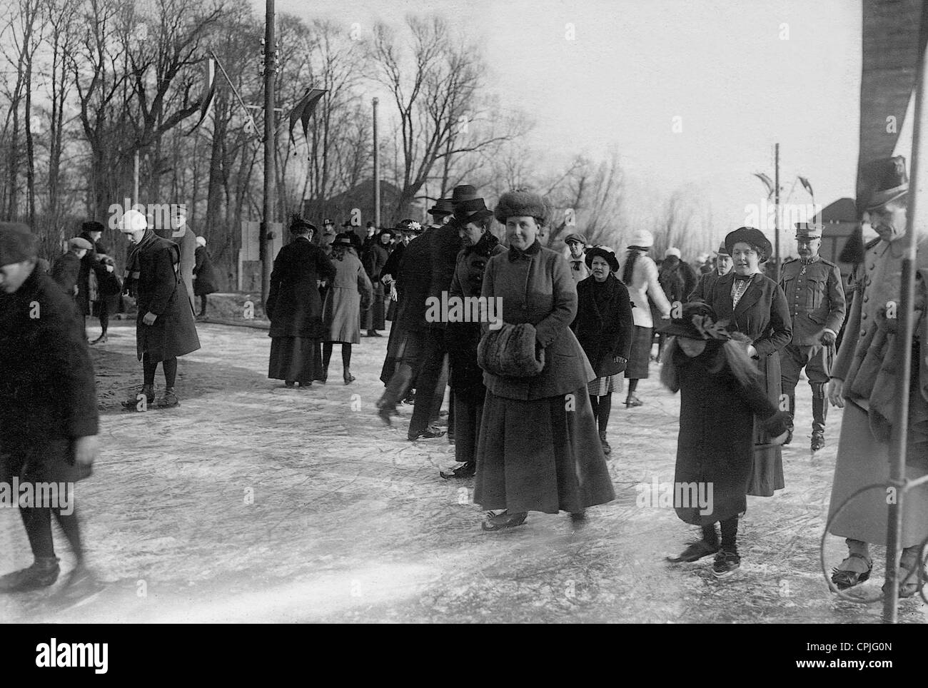 Königin Wilhelmina der Niederlande Eislaufen mit ihrer Tochter, 1917 Stockfoto