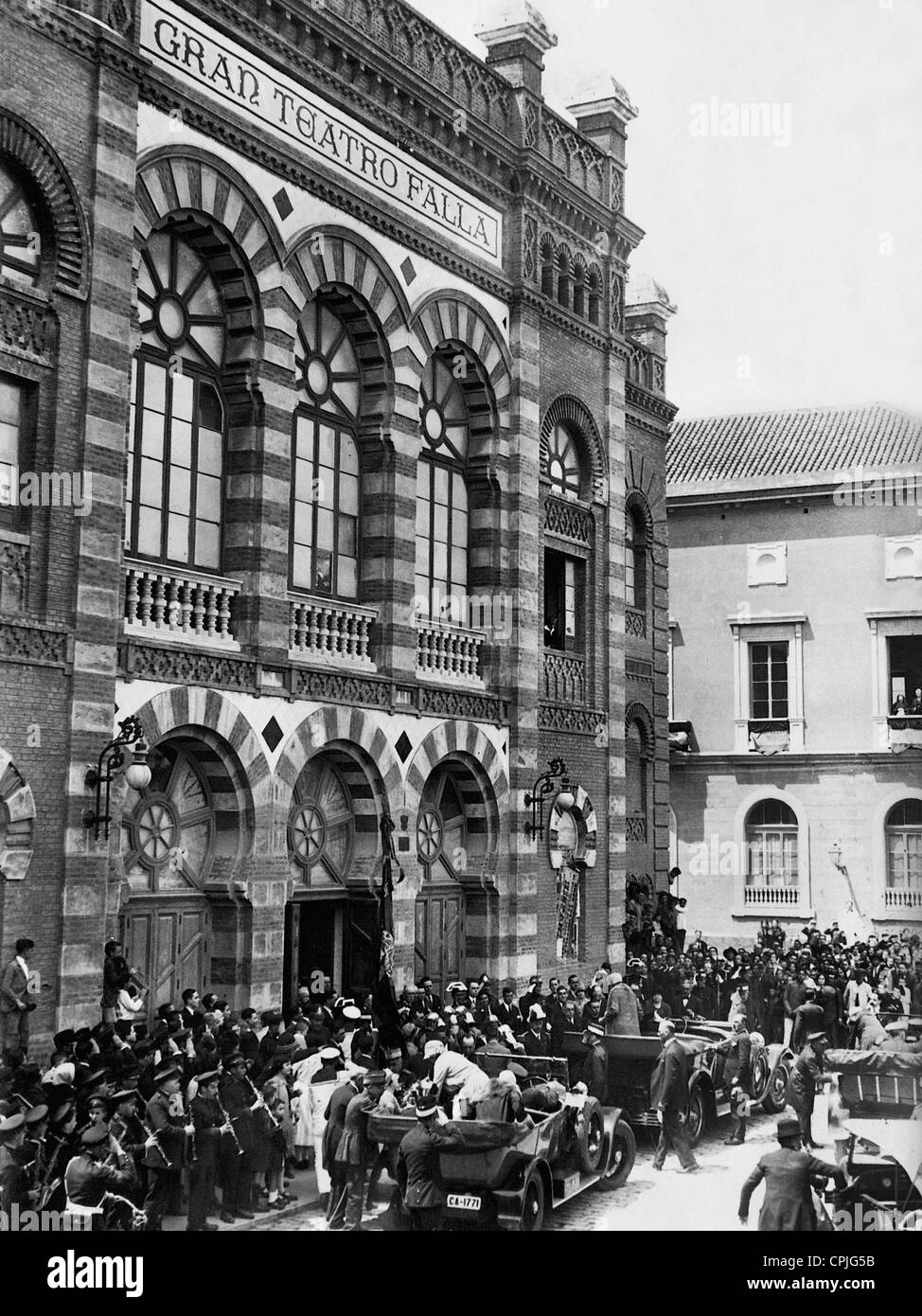 Ankunft der spanischen Königsfamilie vor dem Gran Teatro Falla in Cadiz, 1927 Stockfoto