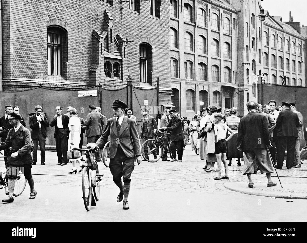 Arbeiter verlassen die Fabrik am Ende des Werkes, 1935 Stockfoto