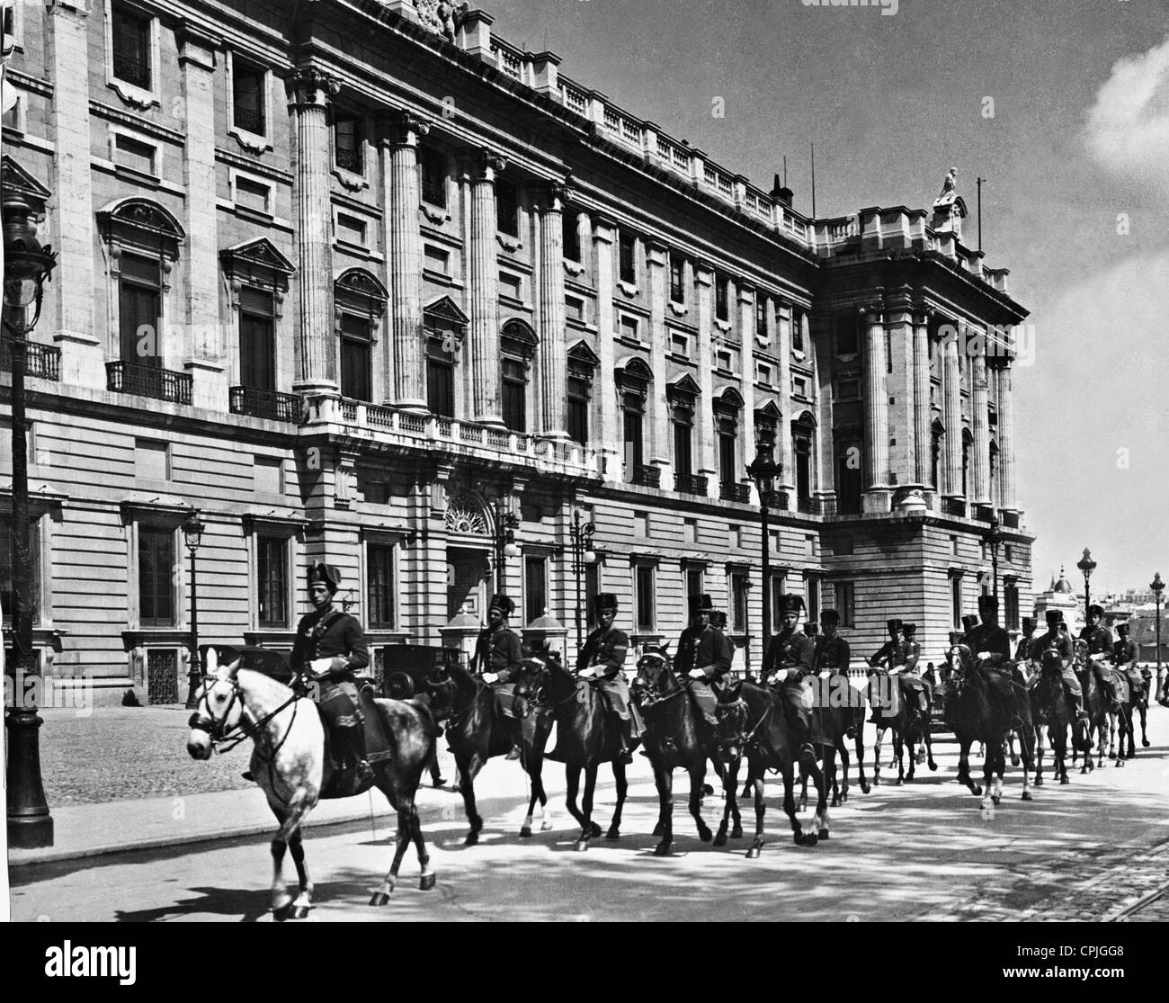 Militärparade vor dem Königspalast in Madrid, 1930 Stockfoto