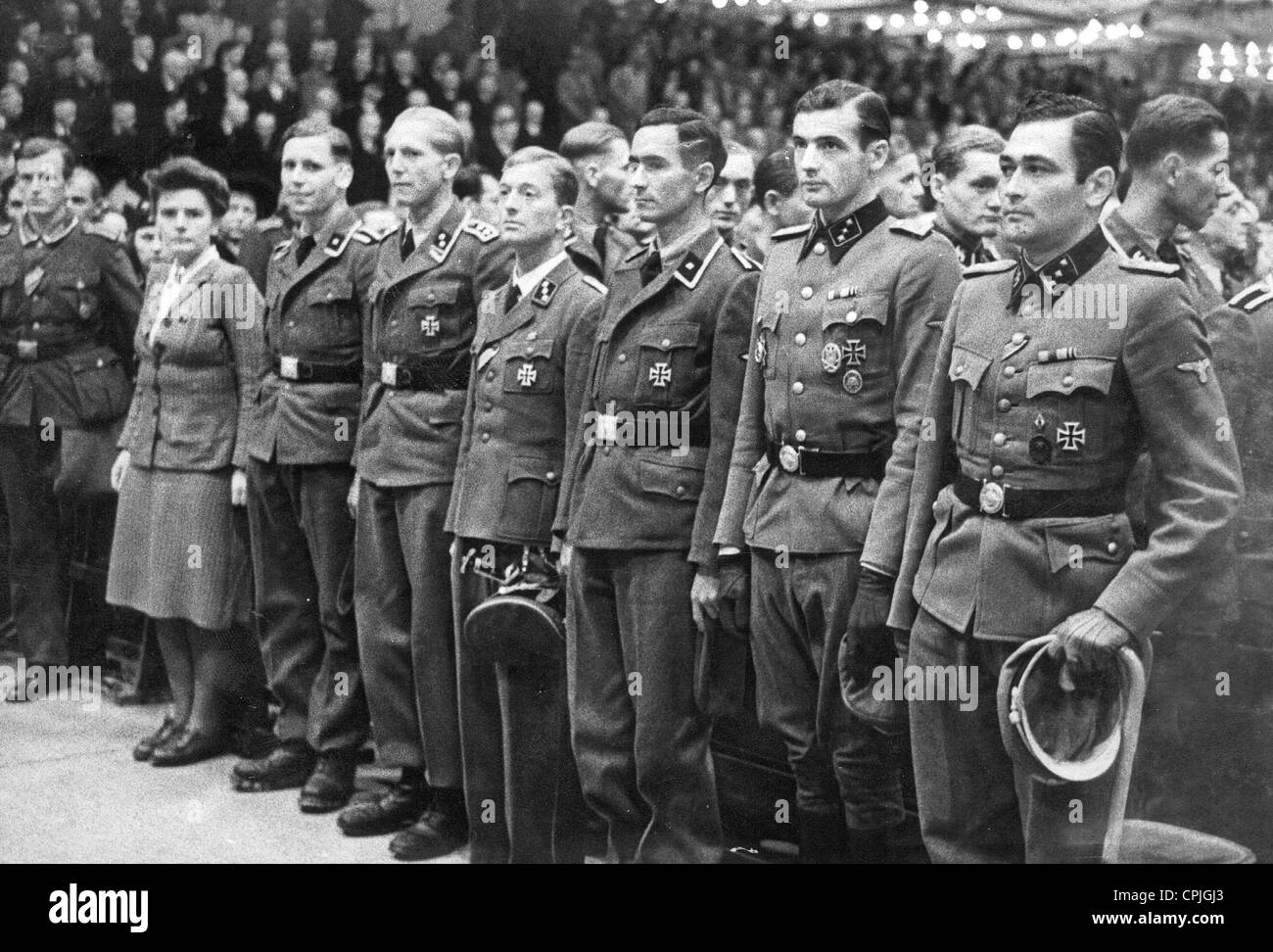 Otto Skorzeny mit Mitgliedern einer Spezialeinheit der deutschen Fallschirmjäger, 1943 Stockfoto