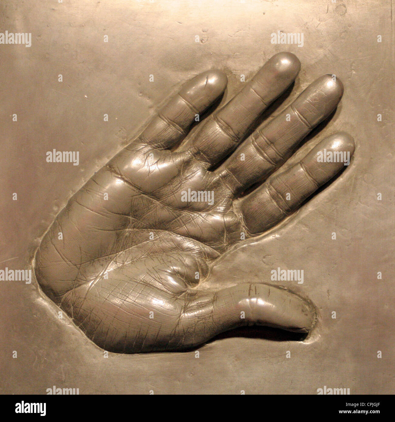 Ein Abdruck von einer Hand in Metall im Wachs arbeitet Madame Tussauds, Berlin, Deutschland Stockfoto