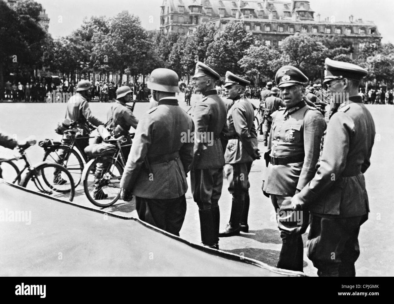 Fedor von Bock und Georg von Georg von Kuchler bei der Parade der Wehrmacht in Paris, 1940 Stockfoto