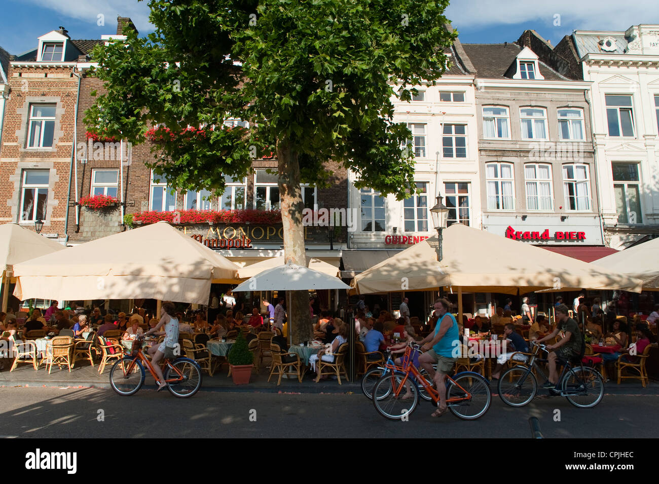 Cafés in 'Vrijthof' Square, Maastricht, Limburg, Niederlande, Europa. Stockfoto