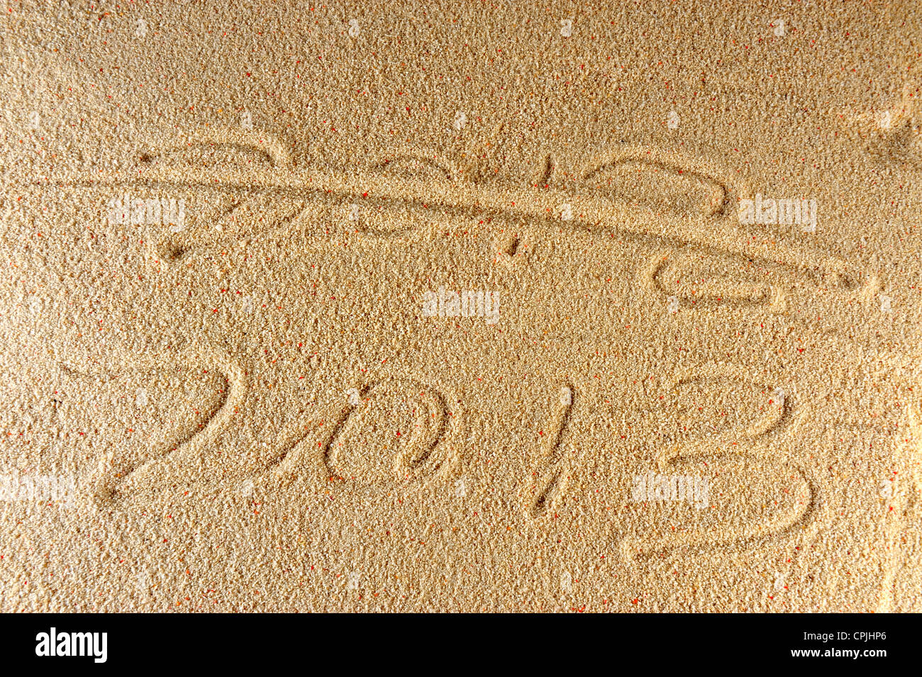 2012 und 2013 geschrieben auf dem Sand mit einem Kreuz durch Reihe 2012 d.h. 2013 neues Jahr steht vor der Tür, Stockfoto