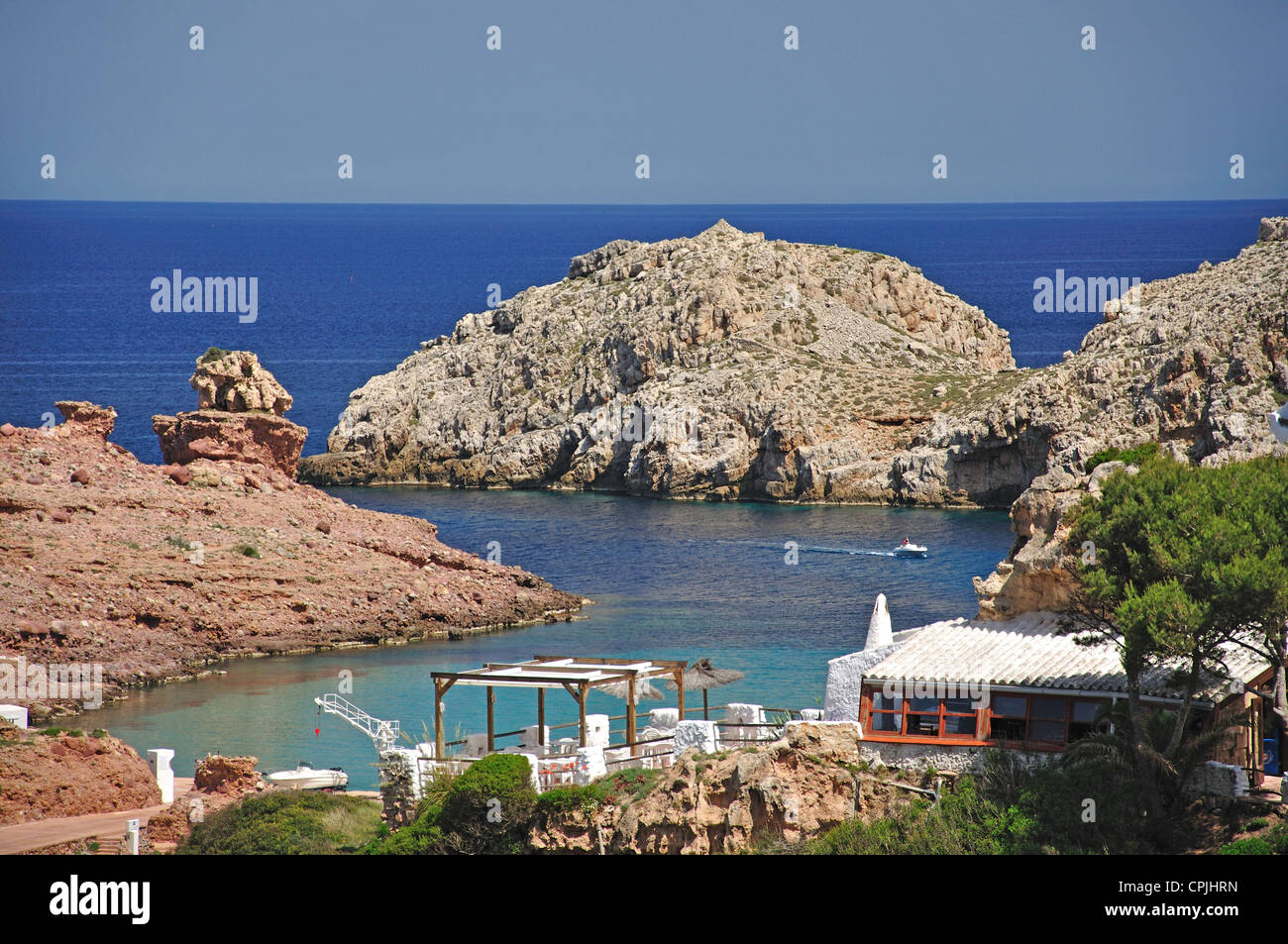 Blick auf das Resort, Cala Morell, Menorca, Balearen, Spanien Stockfoto