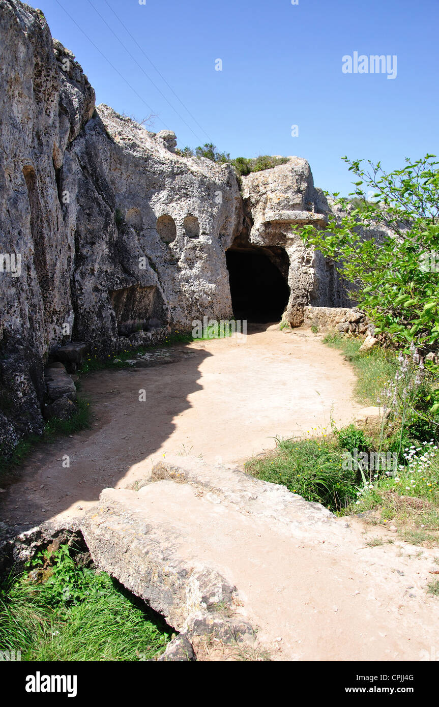 Höhlen in Cala Morell Nekropole archäologischen Stätte, Cala Morell, Menorca, Balearen, Spanien Stockfoto