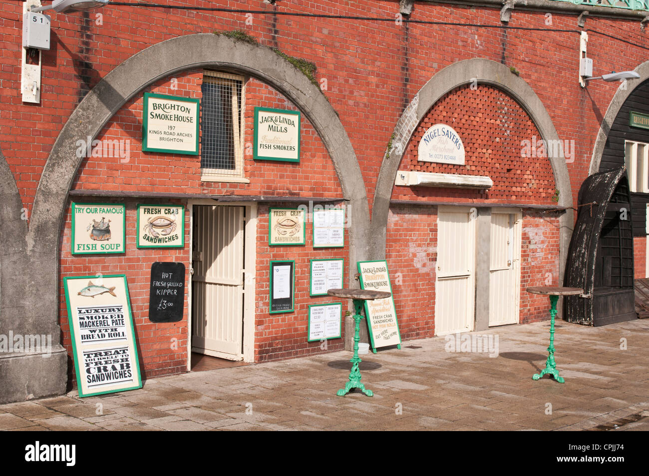 Brighton Meer Fischhändler unter den Bögen Stockfoto